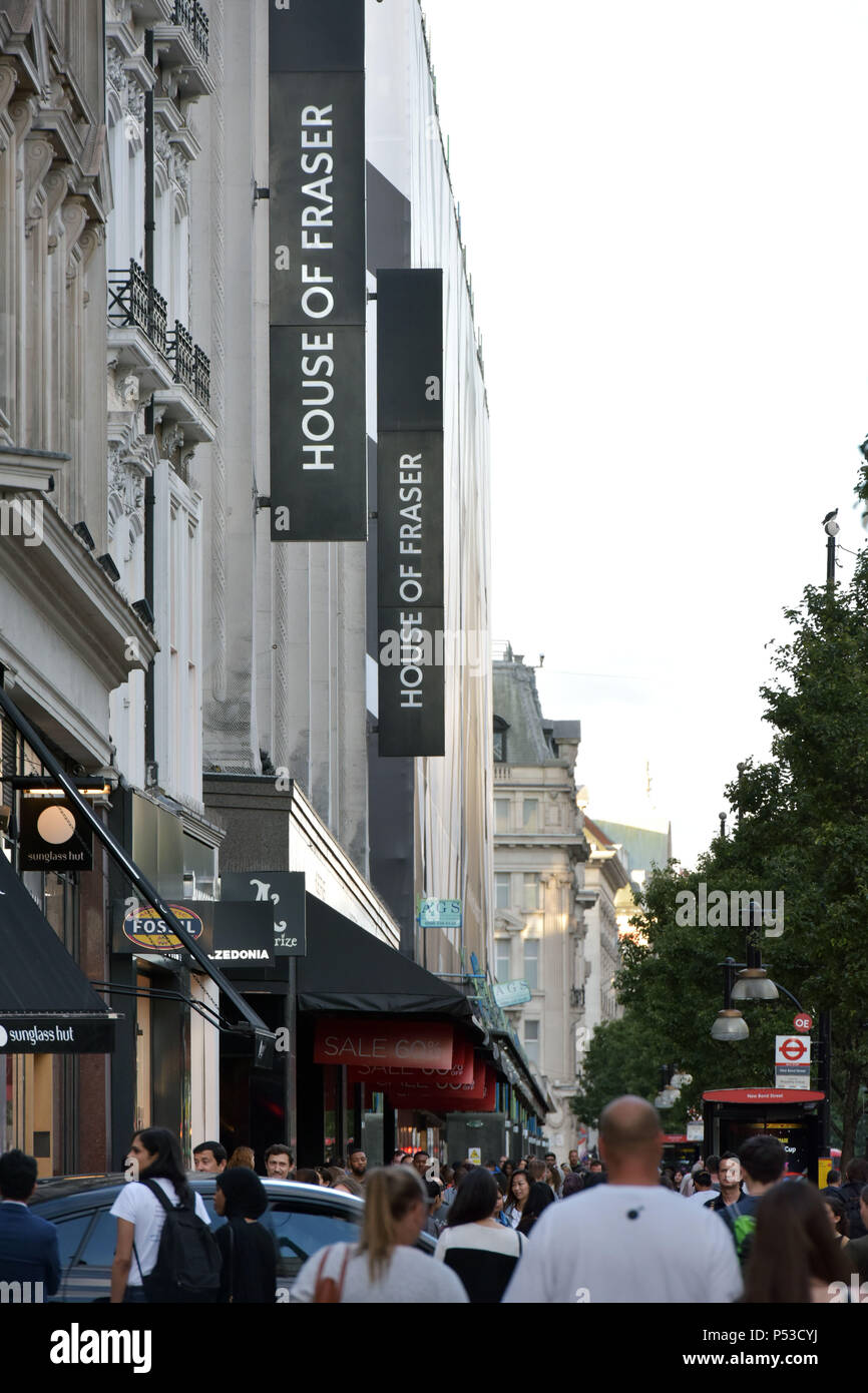 Käufer und Touristen vorbei an den Department Store House of Fraser auf der Oxford Street in Central London. Das Unternehmen board haben die Schließung angekündigt Stockfoto