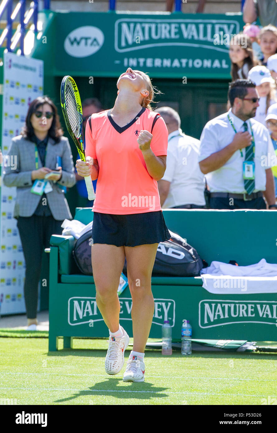Svetlana Kuznetsova von Russland feiert ihren Sieg über Maria Sakkari von Griechenland während der Natur Tal internationalen Tennisturnier in Devonshire Park in Eastbourne East Sussex UK. 24. Juni 2018 Stockfoto