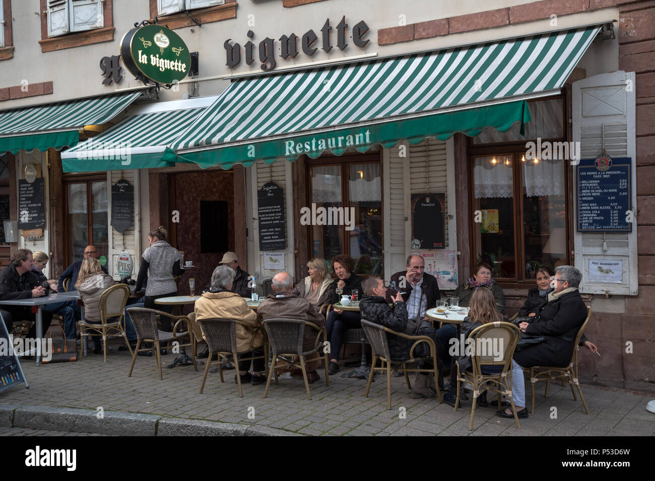 Wissembourg (Weißenburg), Elsass, Frankreich - Straßenszene mit Restaurant Stockfoto