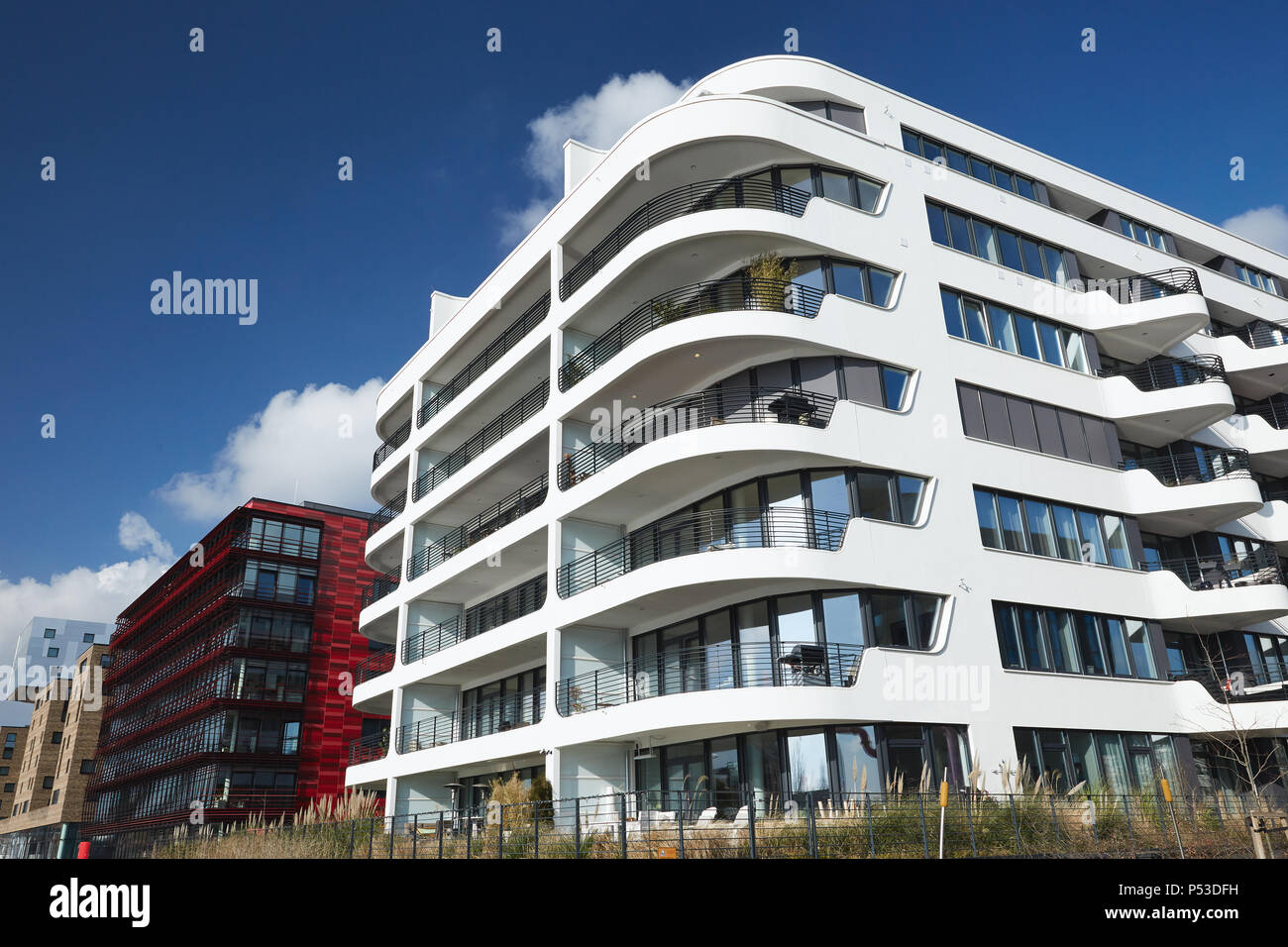 Berlin, Deutschland - Neubau von Wohn- und Bürogebäuden am Ufer der Spree in Berlin-Friedrichshain. Stockfoto