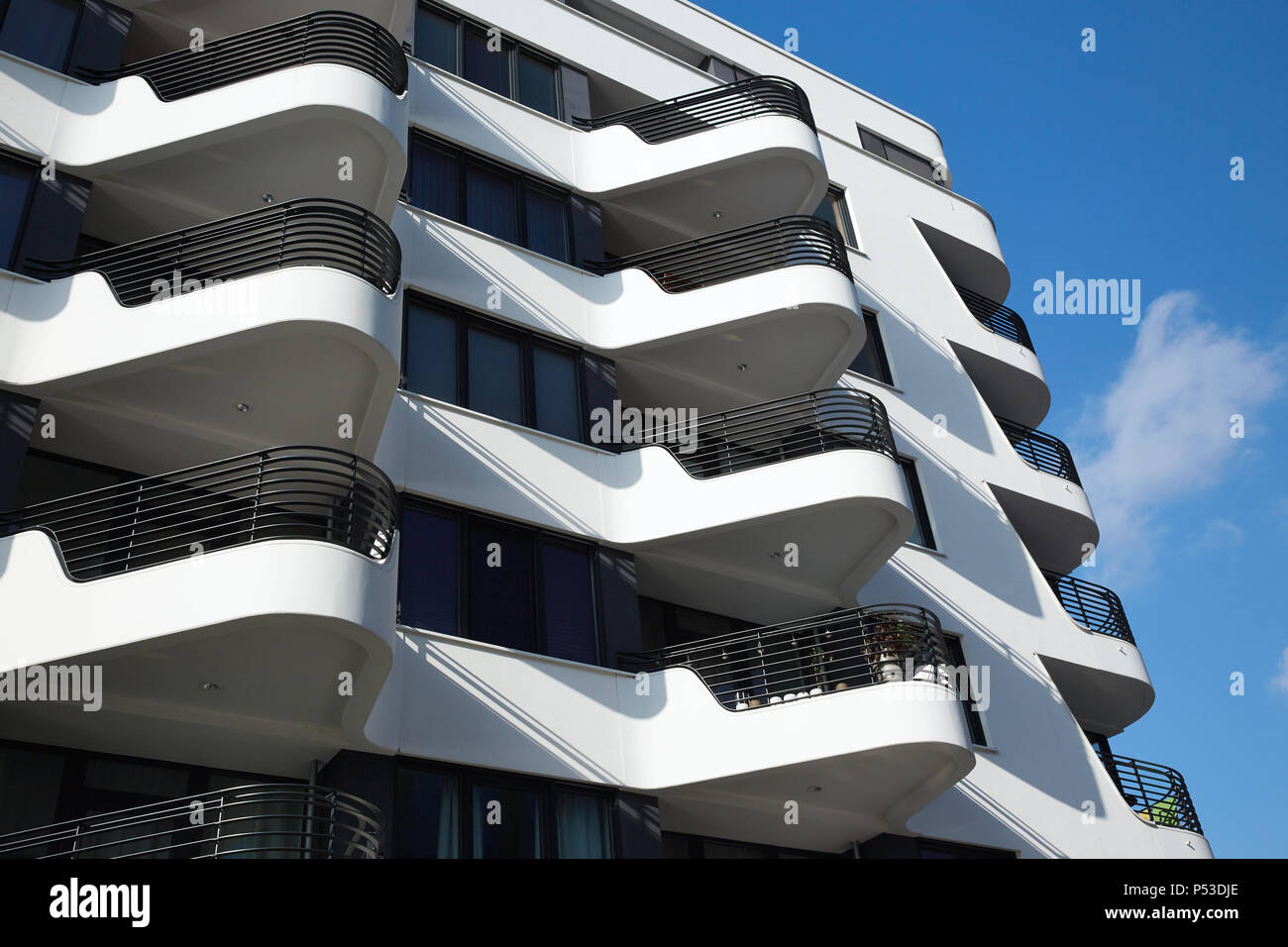 Berlin, Deutschland - Detail der Fassade eines Wohnhauses mit avantgardistischer Architektur in Berlin-Friedrichshain. Stockfoto
