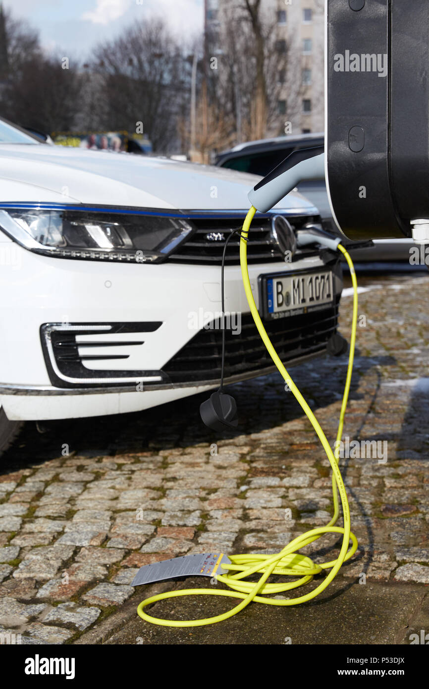 Berlin, Deutschland - laden ein VW Passat Variant Auto an einer Wand Ladestation. Stockfoto