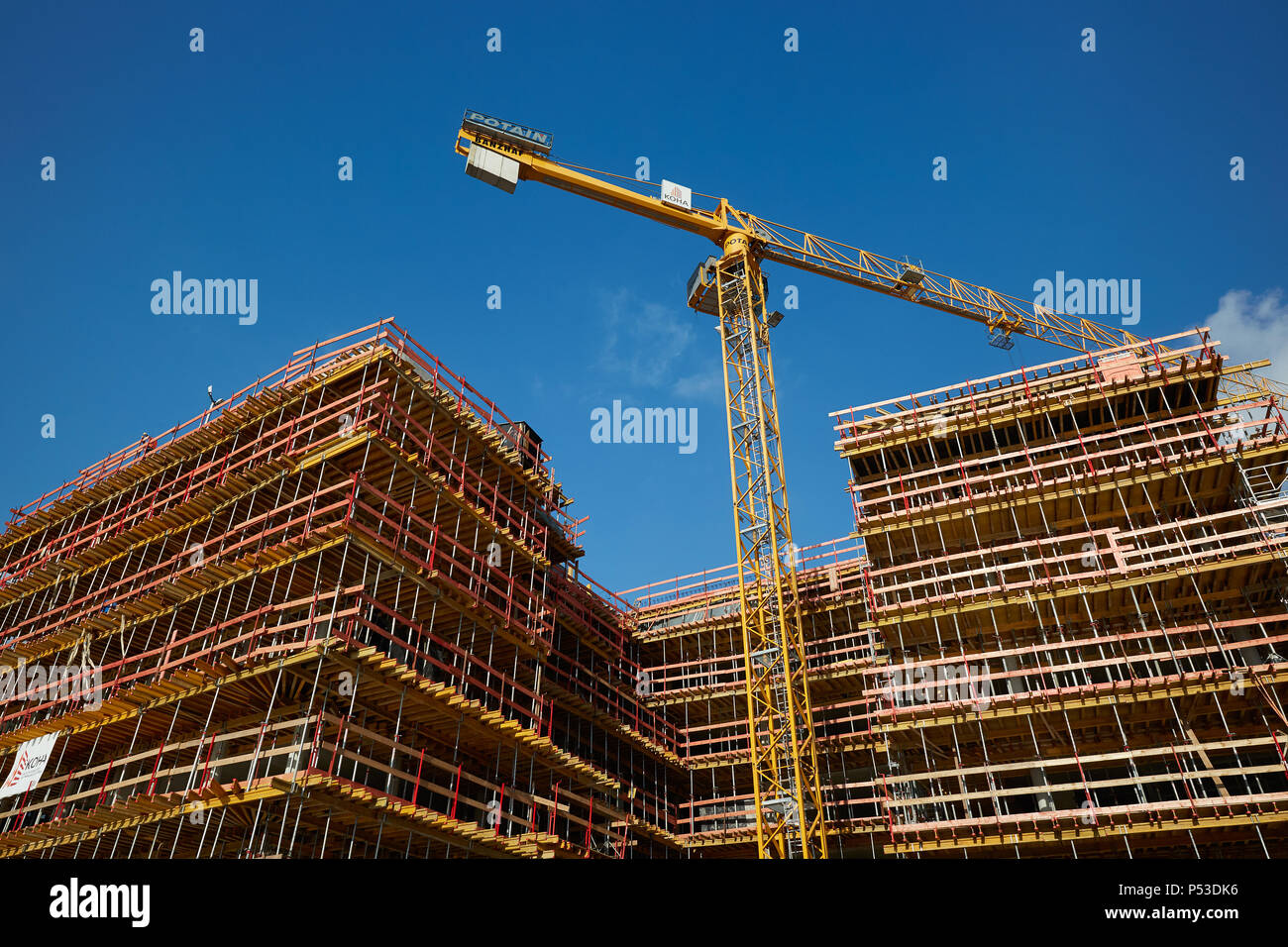 Berlin, Deutschland - Holz- Schalung und Gerüst Bau für Balkone sowie ein Baukran auf den Neubau eines Wohnhauses in Berlin-Friedrichshain. Stockfoto