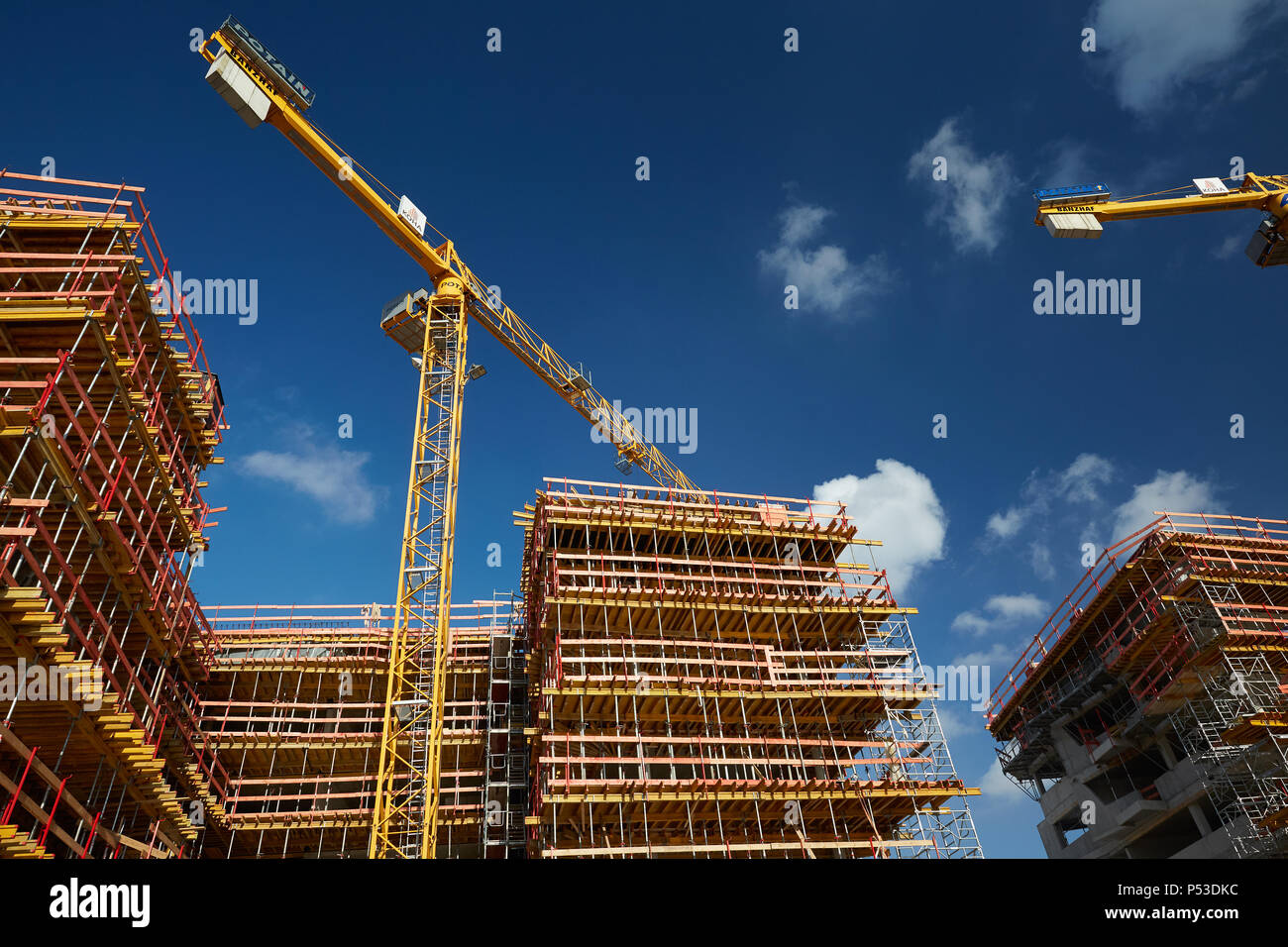 Berlin, Deutschland - Neubau eines Wohnhauses in der Shell, in Berlin-Friedrichshain mit hölzernen Verschalung und Geruestkonstruktion für Balkone. Stockfoto