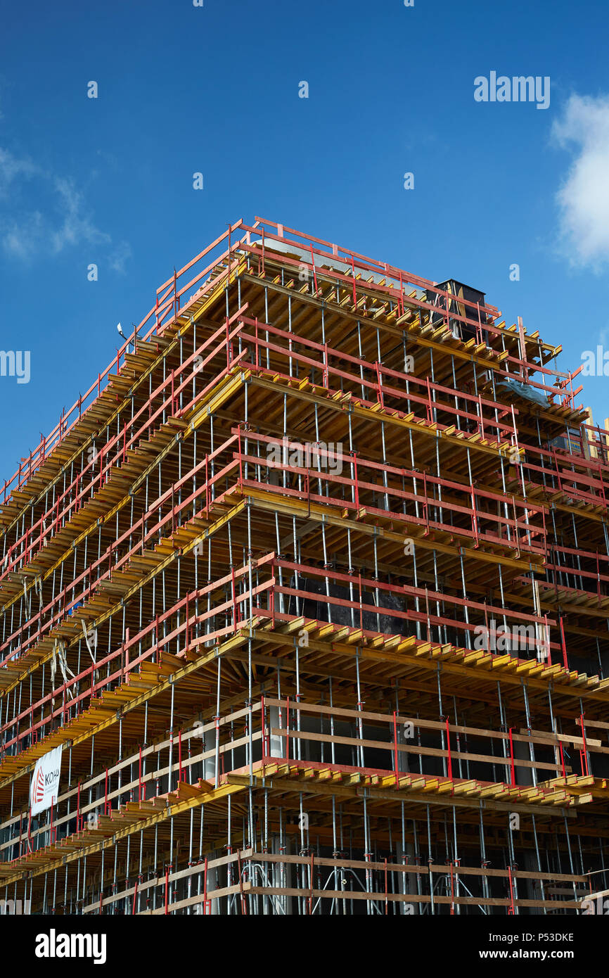 Berlin, Deutschland - Neues Wohnhaus in der Shell, in Berlin-Friedrichshain. Der hölzerne Schalen und Geruestkonstruktion für Balkone das Bild prägen. Stockfoto