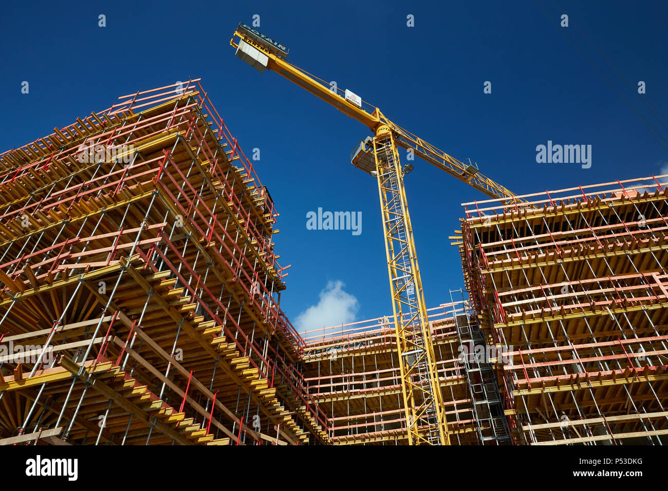 Berlin, Deutschland - Neubau eines Wohnhauses in der Shell, in Berlin-Friedrichshain mit hölzernen Verschalung und Geruestkonstruktion für Balkone. Stockfoto