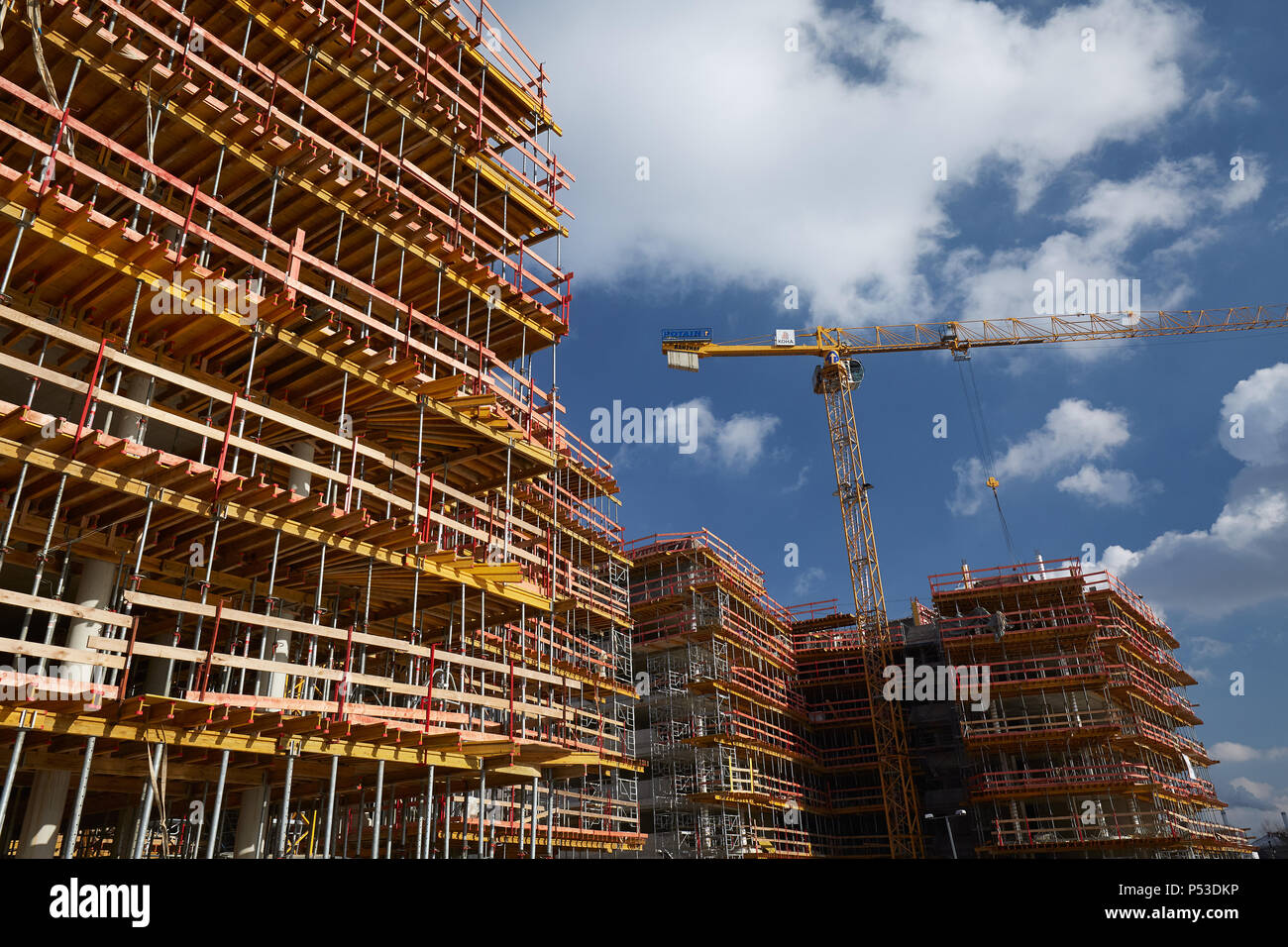 Berlin, Deutschland - Neubau eines Wohnhauses in der Shell, in Berlin-Friedrichshain mit hölzernen Verschalung und Geruestkonstruktion für Balkone. Stockfoto