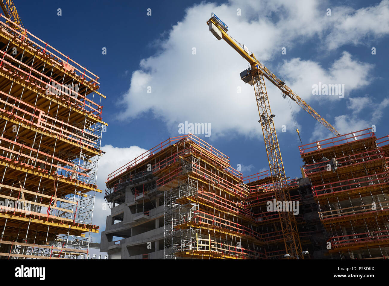 Berlin, Deutschland - Neubau eines Wohnhauses in der Shell, in Berlin-Friedrichshain mit hölzernen Verschalung und Geruestkonstruktion für Balkone. Stockfoto