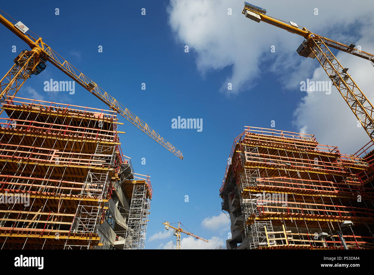 Berlin, Deutschland - Neubau eines Wohnhauses in der Shell, in Berlin-Friedrichshain mit hölzernen Verschalung und Geruestkonstruktion für Balkone. Stockfoto