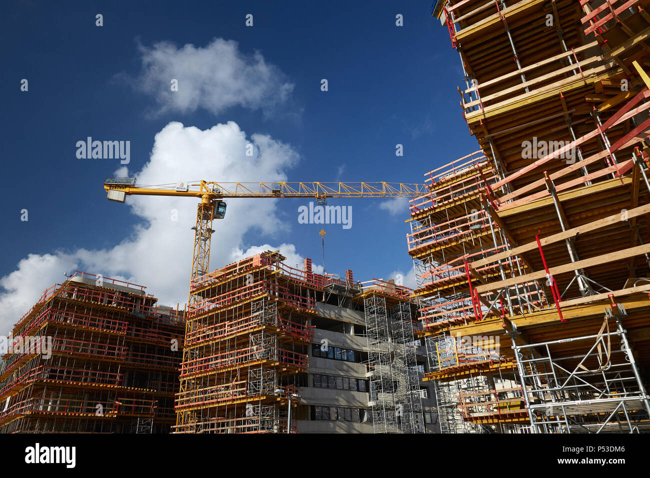 Berlin, Deutschland - Neubau eines Wohnhauses in der Shell, in Berlin-Friedrichshain mit hölzernen Verschalung und Geruestkonstruktion für Balkone. Stockfoto