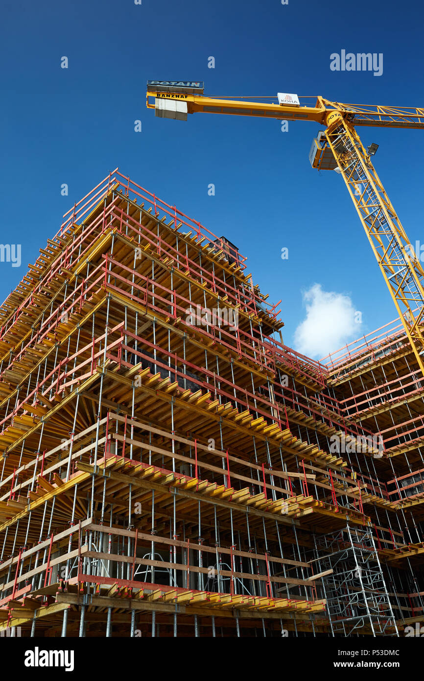 Berlin, Deutschland - Neubau eines Wohnhauses in der Shell, in Berlin-Friedrichshain mit hölzernen Verschalung und Geruestkonstruktion für Balkone. Stockfoto
