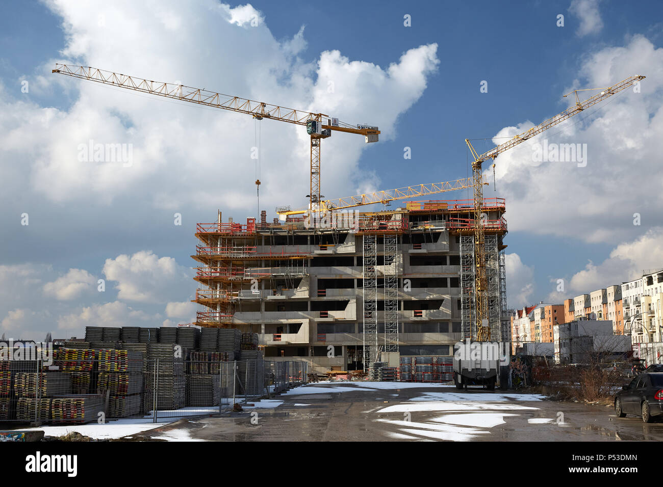 Berlin, Deutschland - Neubau eines Wohnhauses in der Shell, in Berlin-Friedrichshain mit auffälligen Fassadengestaltung. Stockfoto