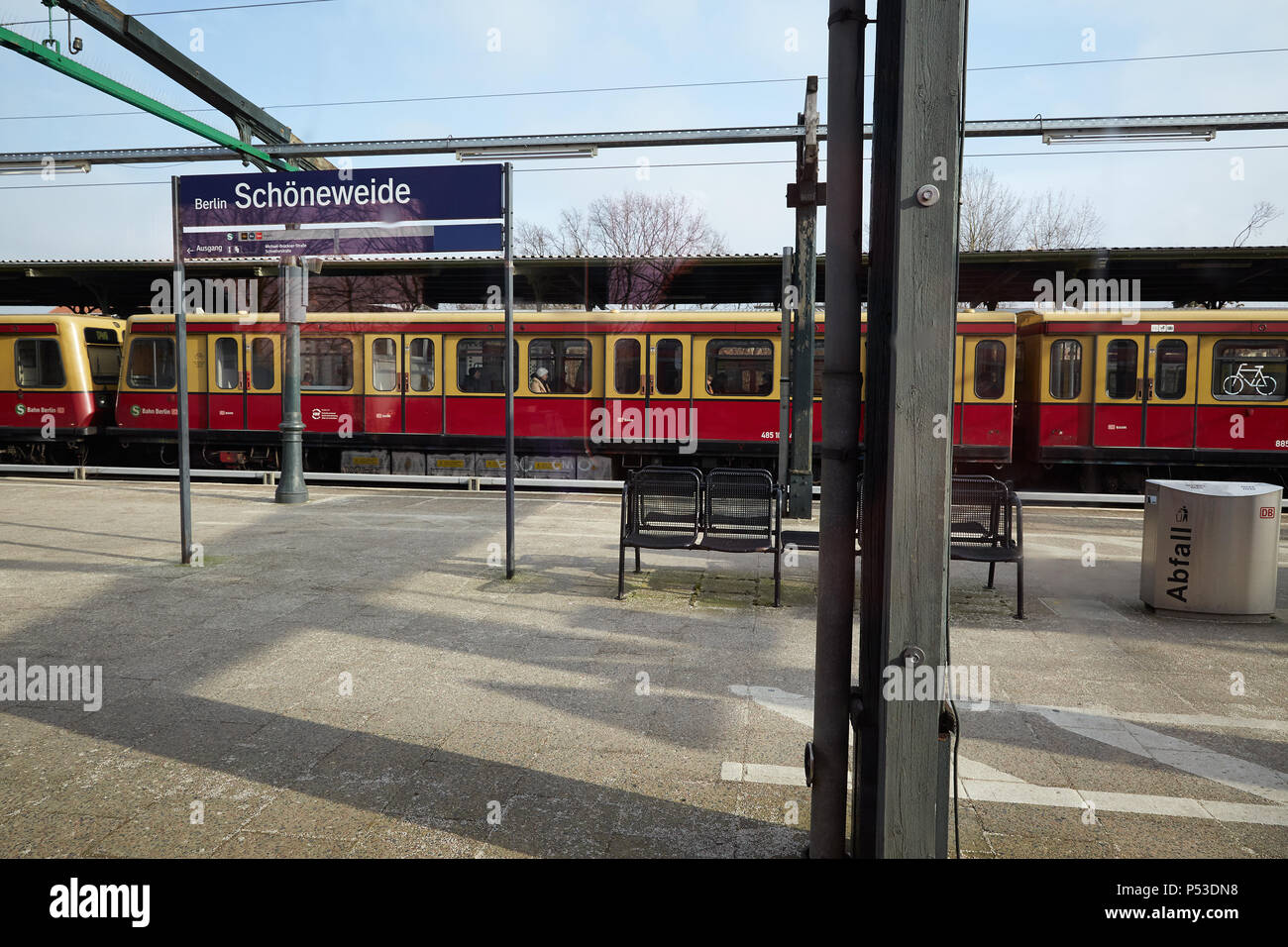 Berlin, Deutschland - Blick auf die Plattform für Nahverkehrszüge in Berlin-schöneweide. Stockfoto