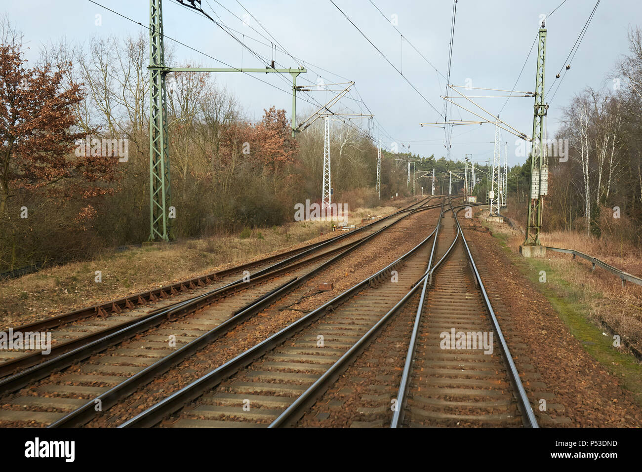 Berlin, Deutschland - Blick auf Multi-track railway Tracks aus einem fahrenden Zug in Berlin-Wuhlheide. Stockfoto