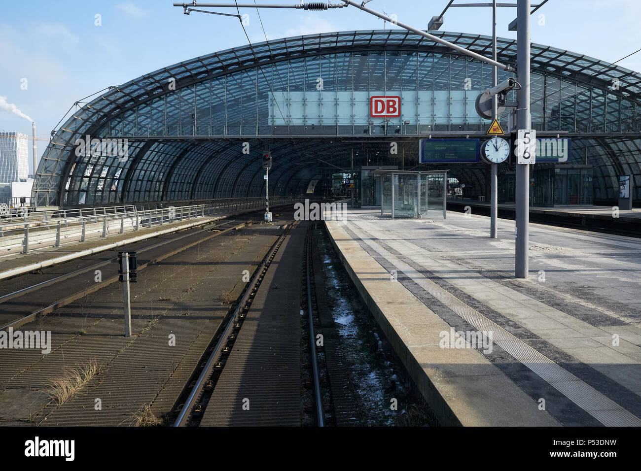 Berlin, Deutschland - Blick vom Fahrerplatz eines regionalen am Bahnhof Berlin-Hauptbahnhof am Bahnhof verlassen. Stockfoto