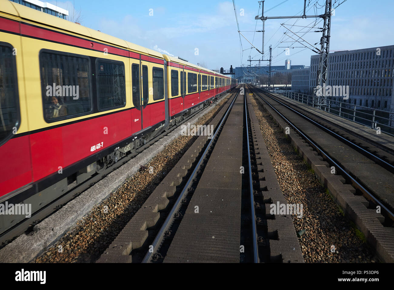 Berlin, Deutschland - Blick vom Fahrersitz aus einer regionalen Zug auf den Gleisen der Stadtbahn in der Nähe von Berlin-Hauptbahnhof. Stockfoto