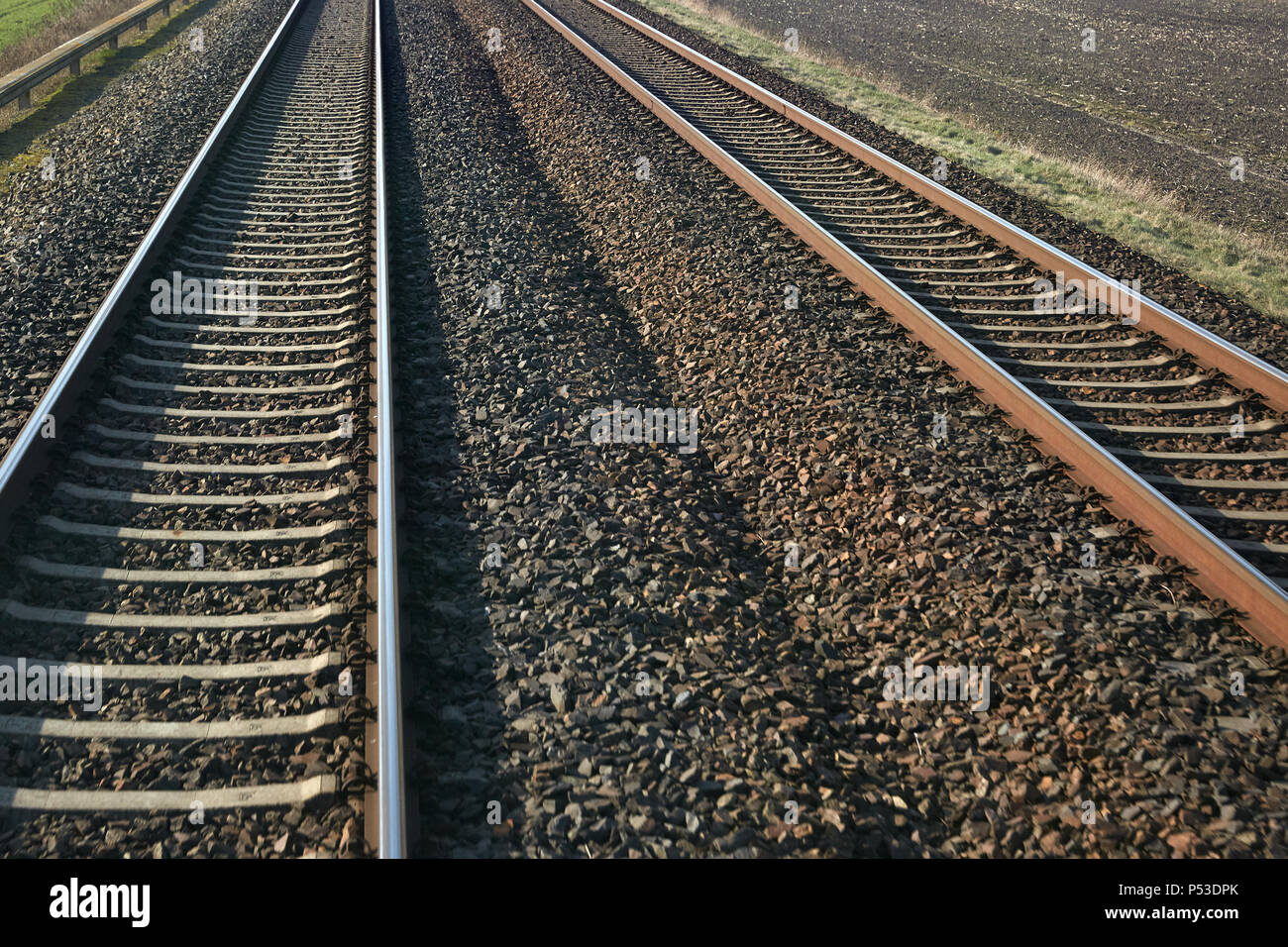 Schoenwalde, Brandenburg, Deutschland - Blick vom Bahnhof der Fahrer eines regionalen Zug auf einer zweispurigen Eisenbahnlinie. Stockfoto