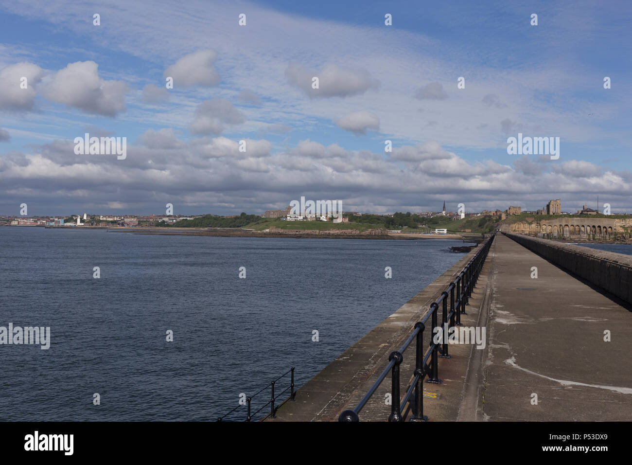 Tynemouth und North Shields vom North Pier gesehen Stockfoto