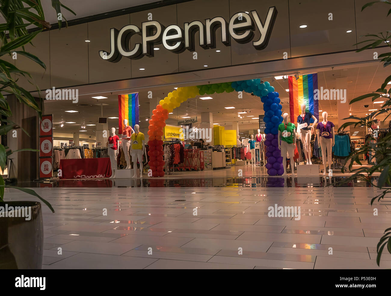 UTICA, NEW YORK, USA - 23. JUNI 2018: JC Penney ist eine Kette der amerikanischen Mittelklasse- Filialen in 49 Staaten der USA und Puerto Rico. Stockfoto