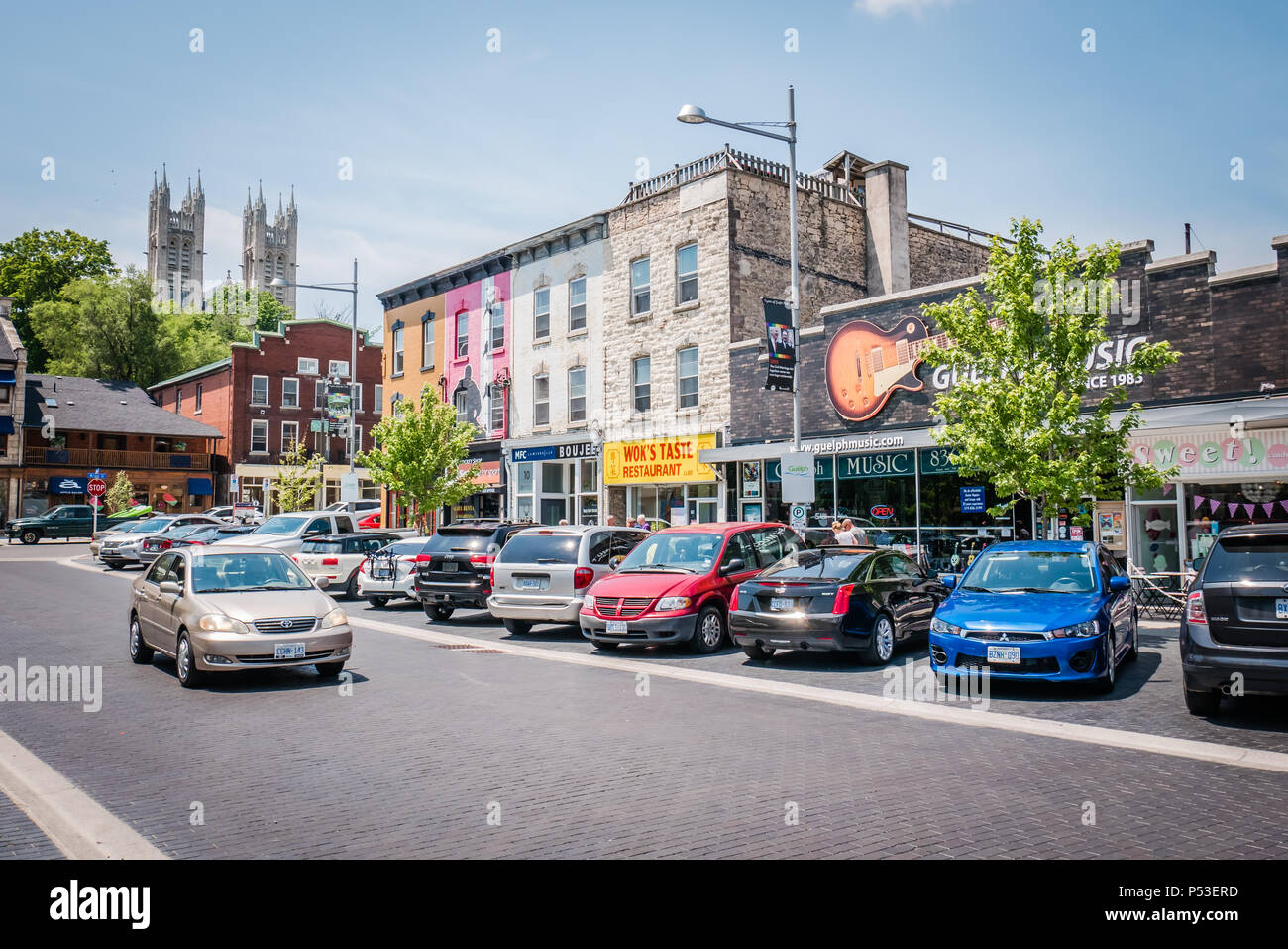 Autos in einer Seitenstraße in Guelph Kanada Stockfoto