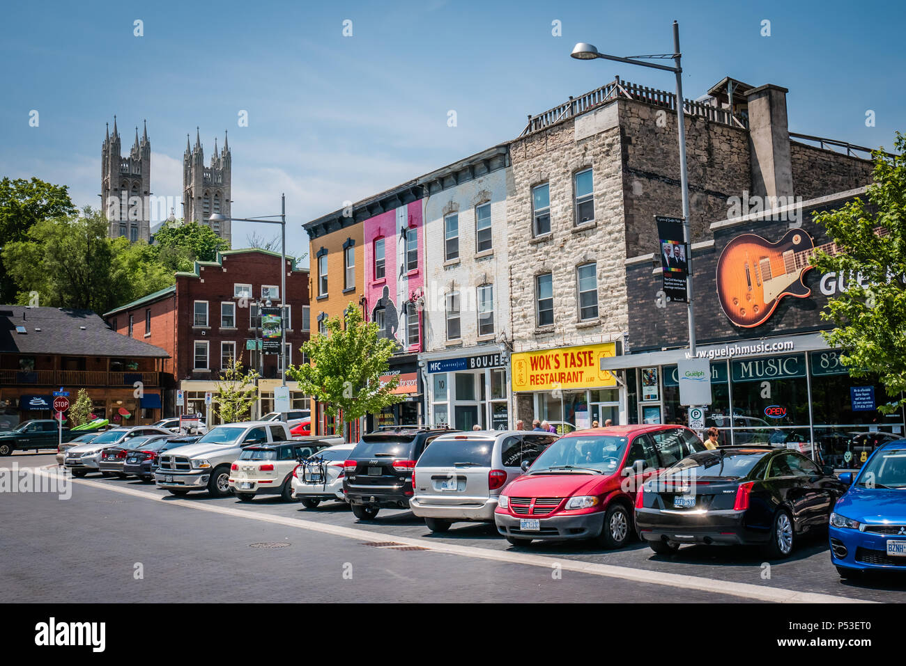 Autos in einer Seitenstraße in Guelph Kanada Stockfoto