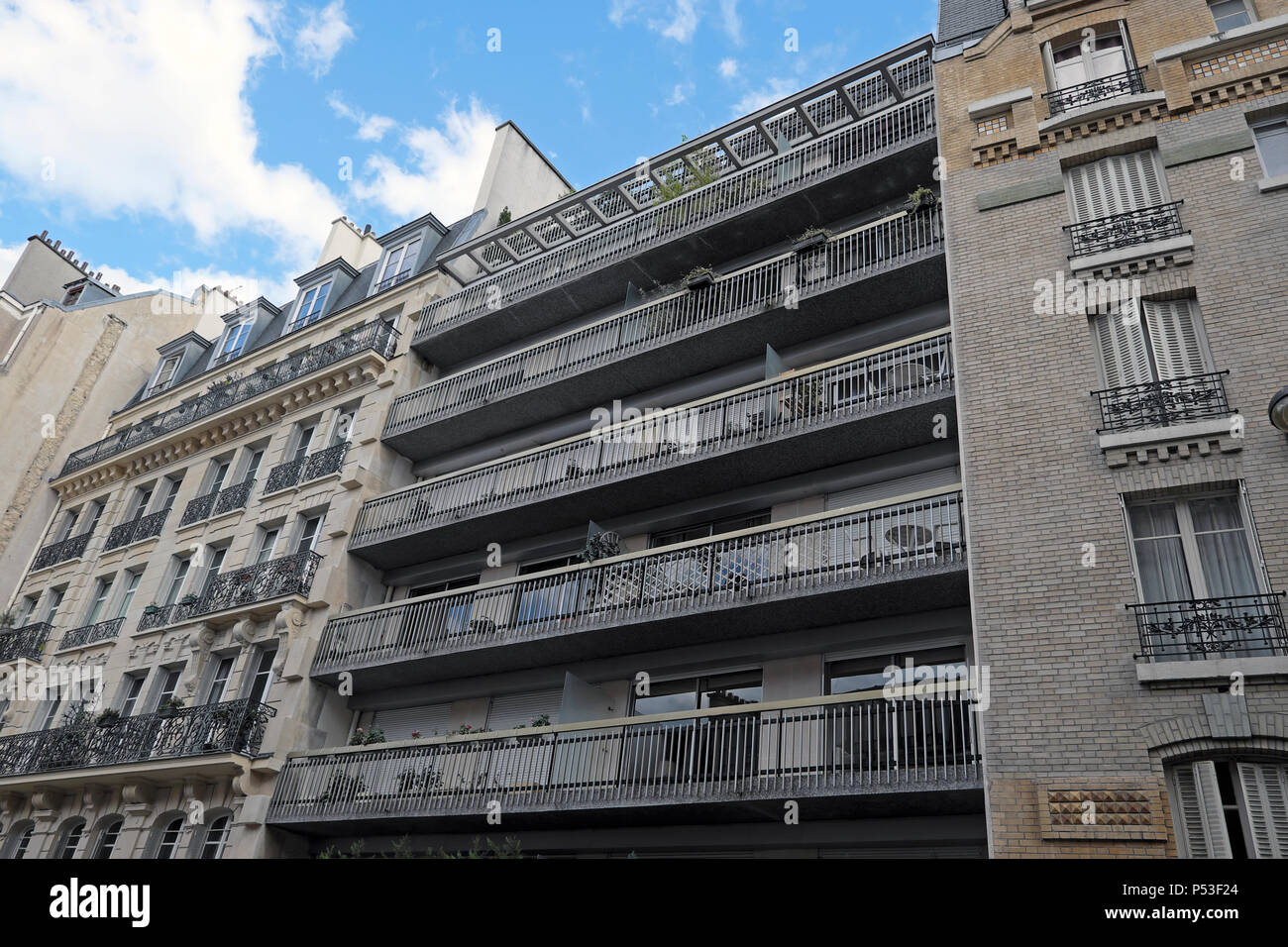 Außenansicht des Wohngebäudes Immeuble Molitor, entworfen von Le Corbusier & Jeanneret Appartement - Atelier Paris France KATHY DEWITT Stockfoto