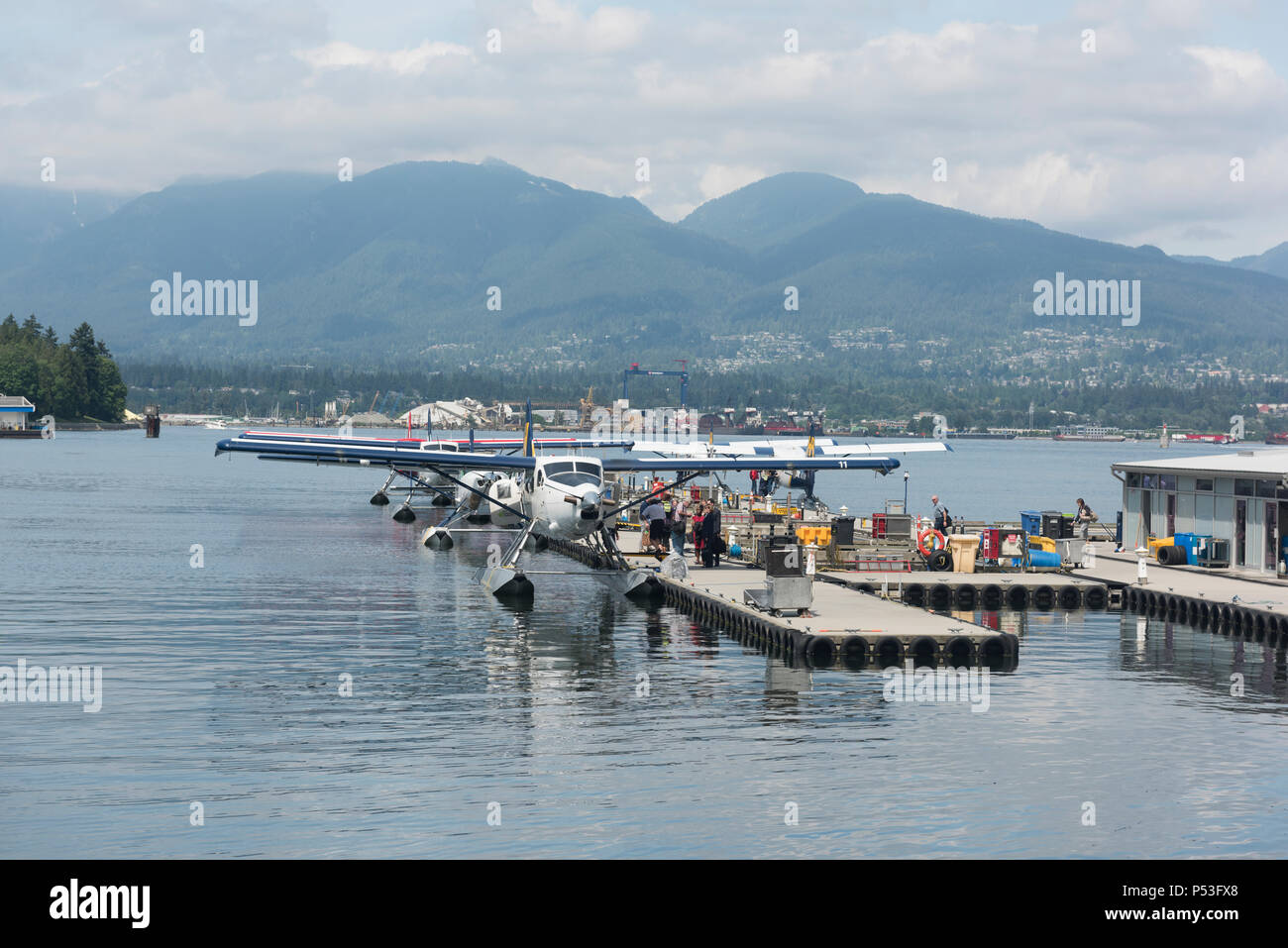 Wasserflugzeuge angedockt in Vancouver Harbour Flight Center, ein Wasserflugzeug Terminal in Coal Harbour entfernt. Stockfoto Wasserflugzeuge angedockt in Vancouver Harbour Flight Center, ein Wasserflugzeug Terminal in Coal Harbour entfernt. Stockfoto