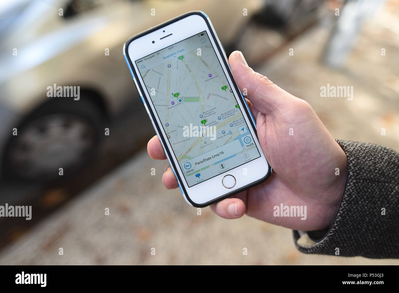 Oktober 9, 2015 - Paris, Frankreich: Foto von einem Smartphone mit dem Autolib' app, mit dem Benutzer zu suchen und mieten ein Elektroauto in Paris. Gros Plan d'un Smartphone montrant la carte de l'appli Autolib'. Stockfoto