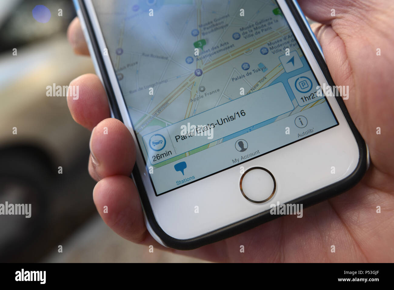 Oktober 9, 2015 - Paris, Frankreich: Foto von einem Smartphone mit dem Autolib' app, mit dem Benutzer zu suchen und mieten ein Elektroauto in Paris. Gros Plan d'un Smartphone montrant la carte de l'appli Autolib'. Stockfoto