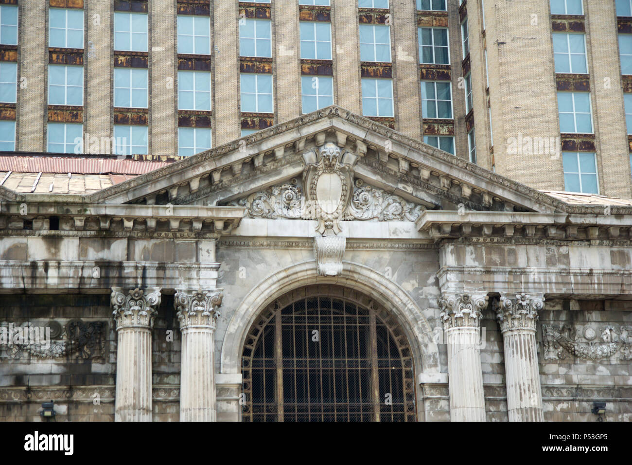 DETROIT, Michigan, Vereinigte Staaten - 5. Mai 2018: Blick auf die alte Michigan Central Station Gebäude in Detroit, der als einer der wichtigsten Eisenbahn Depot von 1914 - 1988 serviert. Stockfoto