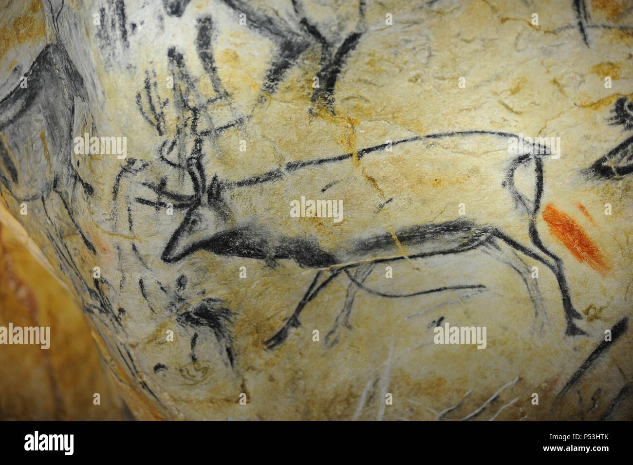 April 8, 2015 - Vallon Pont d'Arc, Frankreich: Besuch der Pont dÕArc Cavern, einer realen Nachbau der Höhle von Chauvet, die verfügt über Dutzende von Kunstwerken und Gemälden von Steinzeit Menschen rund 36.000 Jahren. La Caverne du Pont d'Arc est la replique en Taille reelle de la Grotte Chauvet, un-Website UNESCO Leumund pour ses impressionnants prehistoriques Dessins. Stockfoto