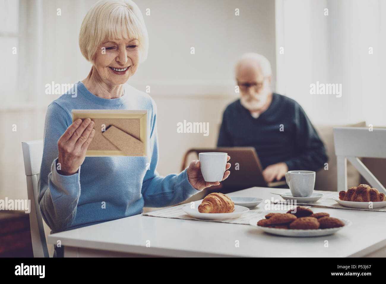 Freudige nette Frau die Erinnerung an ihre Vergangenheit Stockfoto