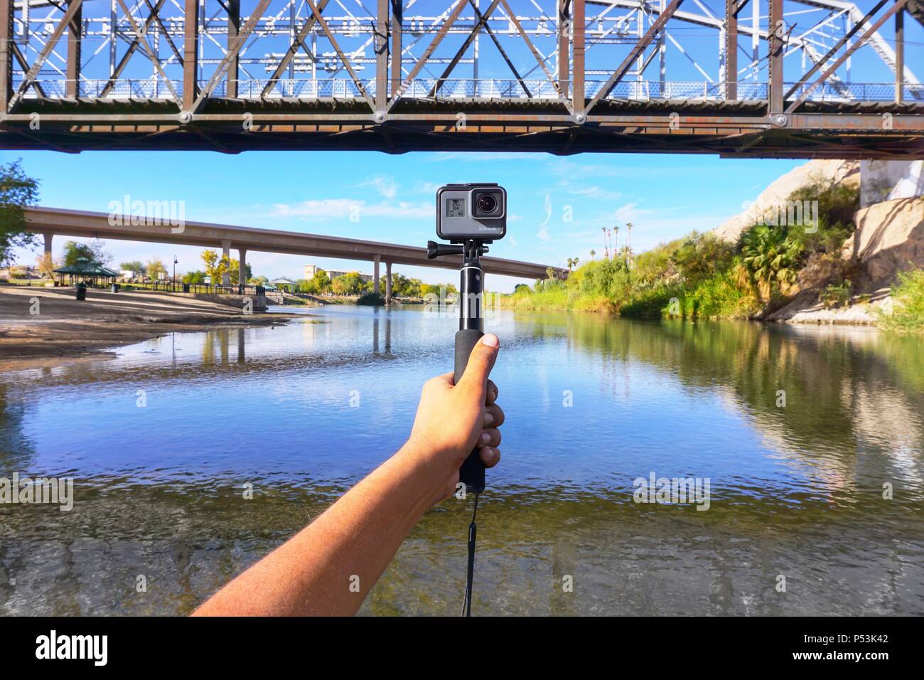 GoPro Hero in der Hand selfie im Park Stockfoto