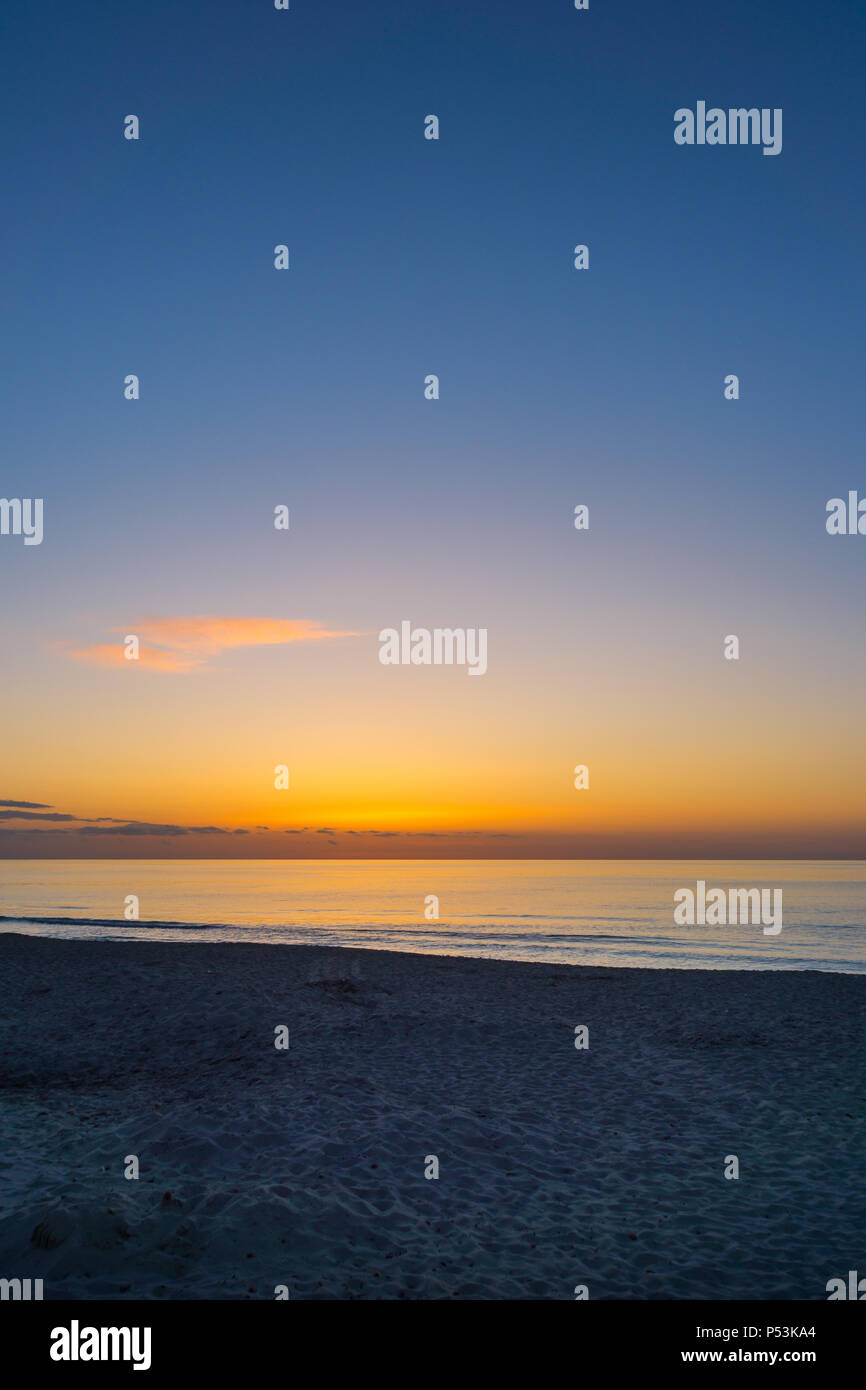 Mallorca, früh morgens vor Sonnenaufgang am Strand von Cala Millor Stockfoto