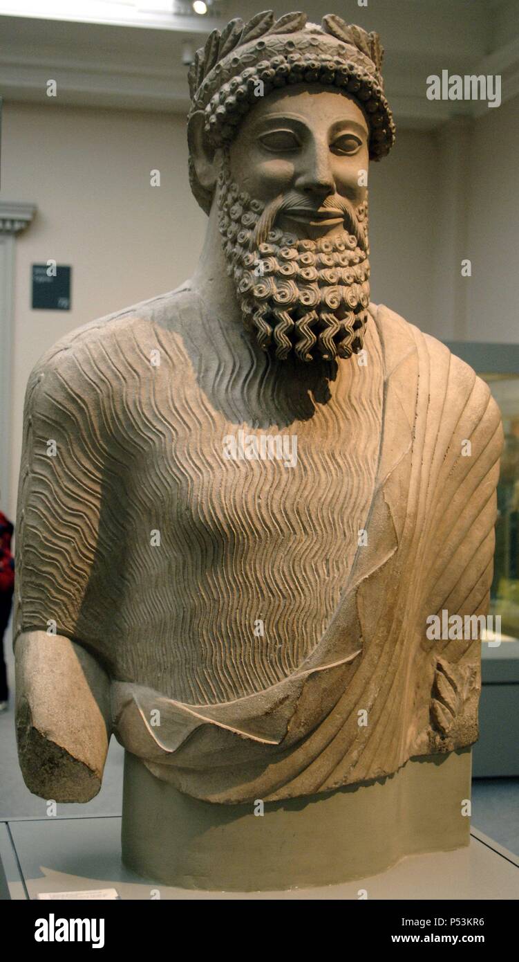 Kolossale Statue eines bärtigen Mannes mit Lorbeerkranz. Wahrscheinlich ein Priester. Kalkstein. In Zypern zwischen 500-480 v. Chr. geformt. Vom Heiligtum von Apollo an idalion. British Museum. London. England. Vereinigtes Königreich. Stockfoto