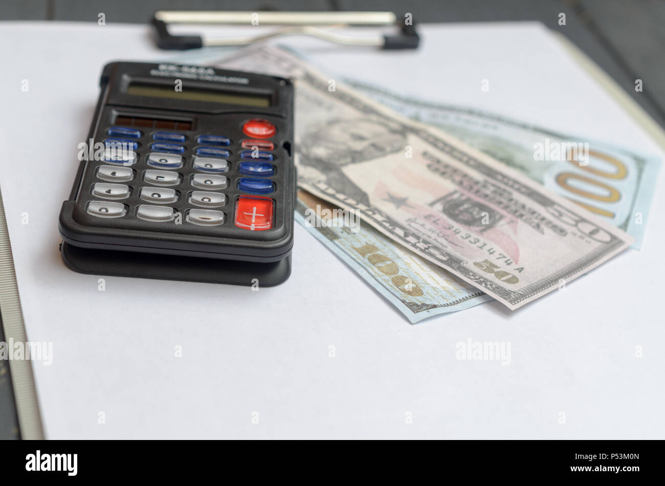 Das Konzept der Kreditvergabe. Geld Taschenrechner Hinweis Stockfoto