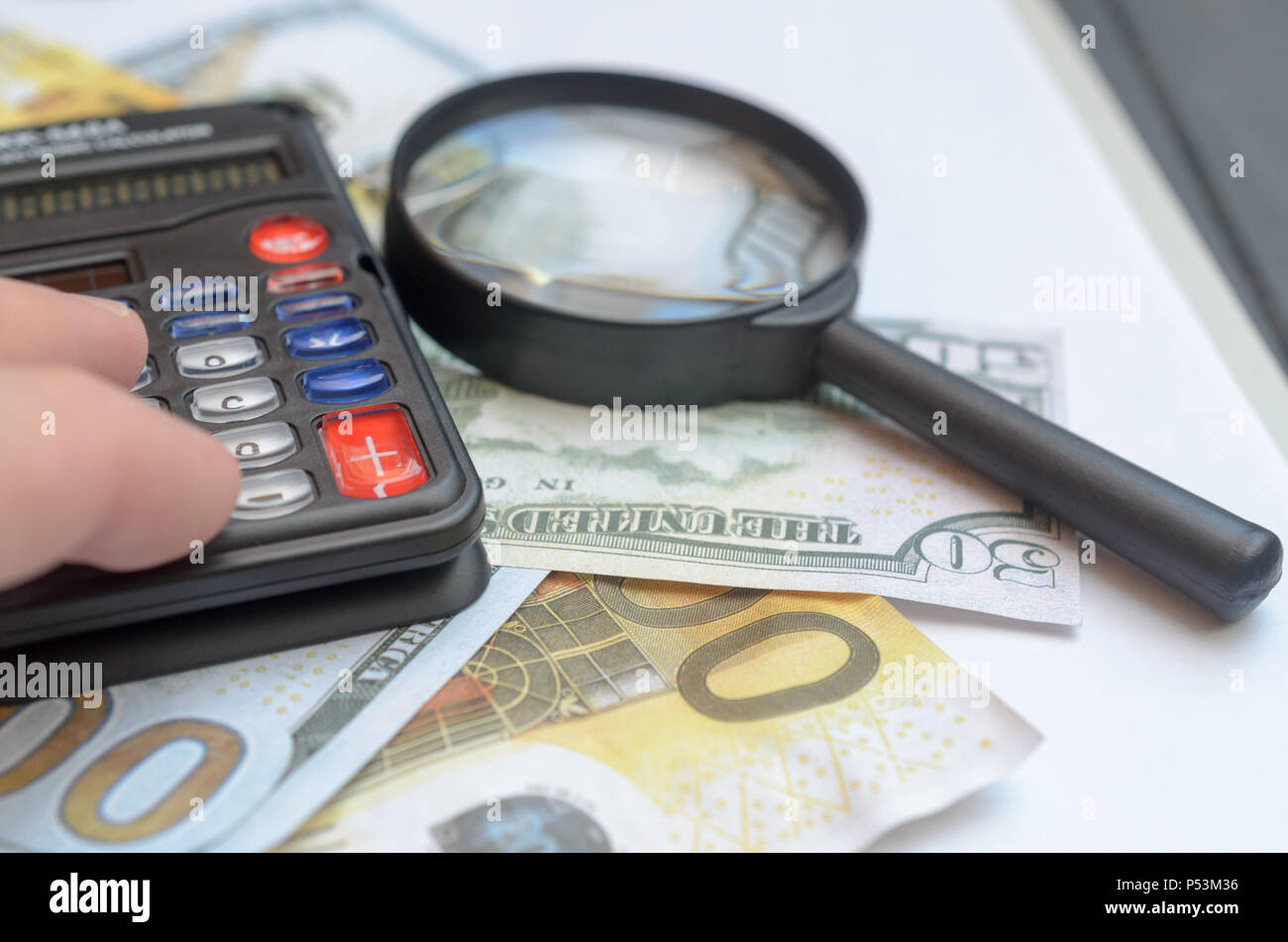 Das Konzept der Kreditvergabe. Geld, Rechner Lupe Stockfoto