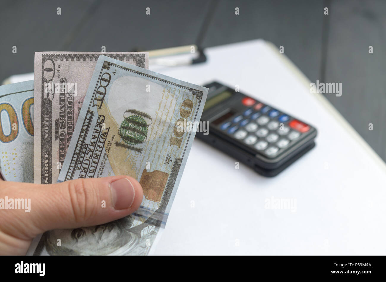 Das Konzept der Kreditvergabe. Geld Taschenrechner Hinweis Stockfoto