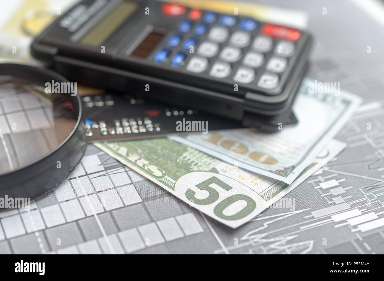 Das Konzept der Kreditvergabe. Geld, Rechner Lupe Stockfoto