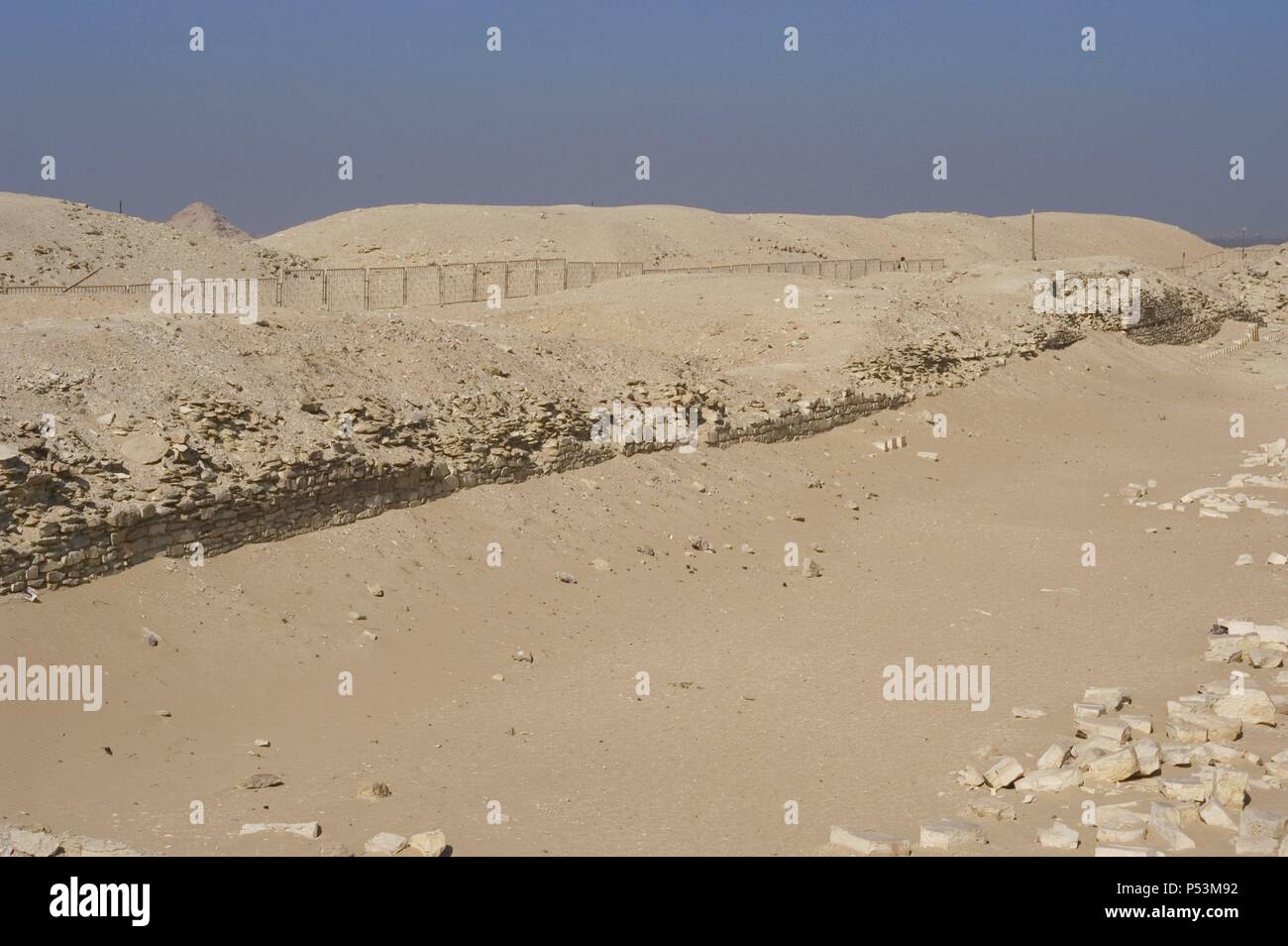 Ägypten. Sakkara. Djoser ist komplex. Kalksteinwände mit 14 Scheintüren und Haupteingang. Dritten Jahrtausend. Altes Königreich. Stockfoto
