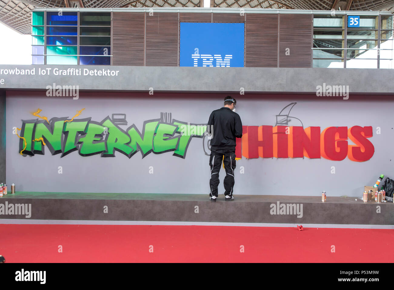 CEBIT 2018, der weltweit größten IT-Messe, Hannover, Vodafone stand, 5G mobile Anwendung, Smart, schmalbandigen IoT, die Maschine Netzwerk, Graffiti erkennen Stockfoto