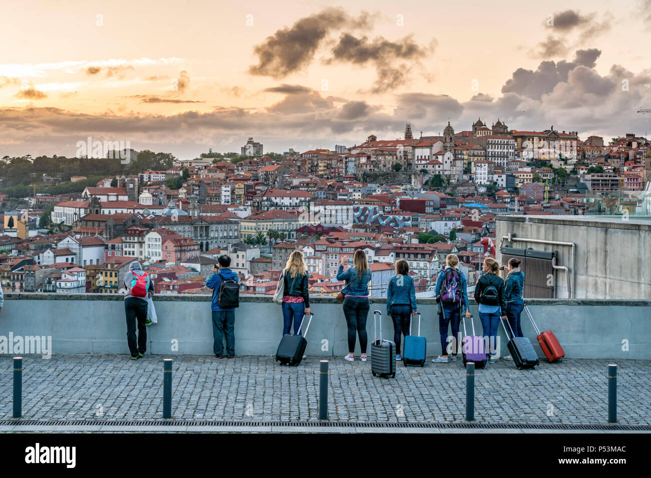 Sicht in der Nähe von Dom Luis I Brücke, Gruppe der Touristen mit den Trolleys, Porto, Portugal Porto, Portugal Stockfoto