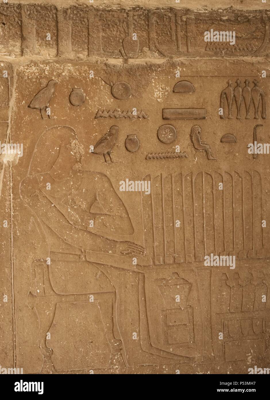 Ägypten. Nekropole von Sakkara. Relief Darstellung eines verstorbenen sitzt vor einem Tisch bieten Nahrung der Götter. Altes Königreich. Stockfoto