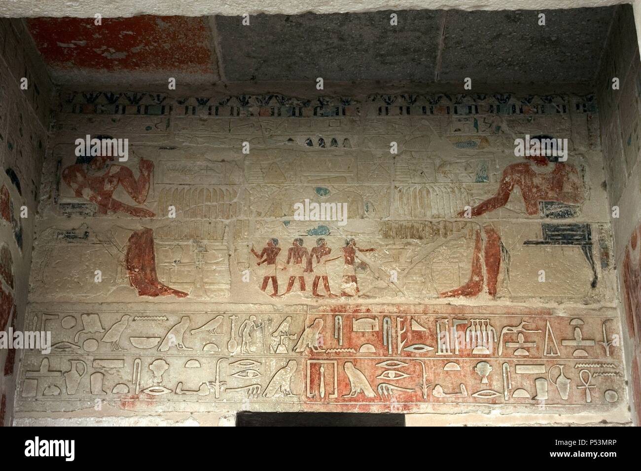 Mastaba des Nefer und Kahay. Polychromed Relief mit der Darstellung der Verstorbenen vor der Tabelle die Angebote "sitzt und die Knechte aber sprachen zu ihm mehr Essen zeigen. 5. Dynastie. Alte Königreich. Sakkara. Ägypten. Stockfoto