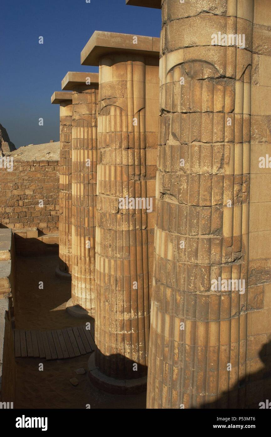 Ägypten. Sakkara. Djoser Pyramide. 3. Dynastie. Alte Königreich. Eingang führt zu einem kleinen Innenhof und dann in eine Säulenhalle mit fasciculate Säulen Pilaster befestigt. Diese sind die ersten bekannten Steinsäulen in der Ägyptischen Kunst. Stockfoto