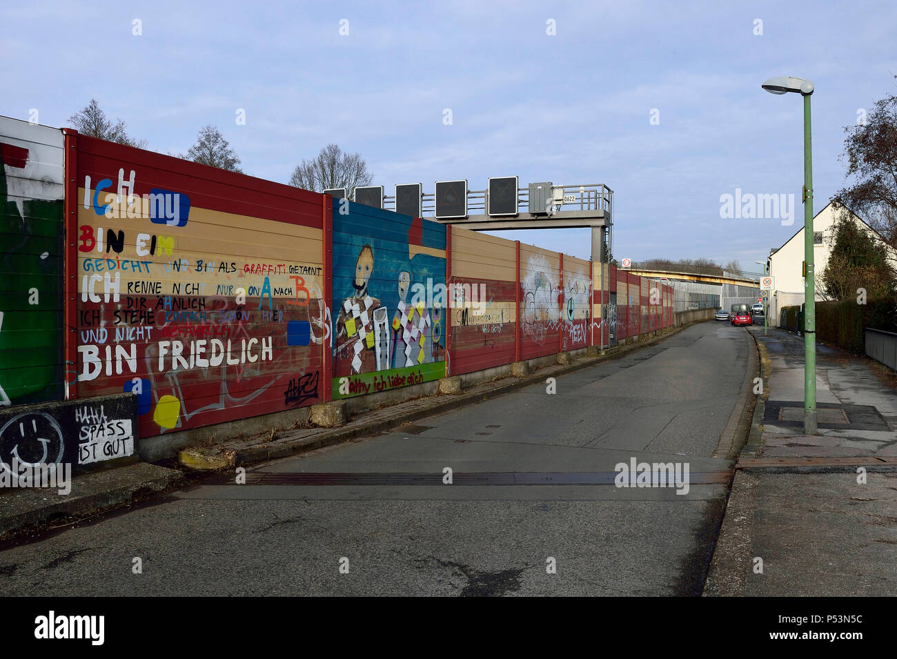Deutschland, Nordrhein-Westfalen - Laermschutzwaende entlang der A 40 in Essen. Stockfoto