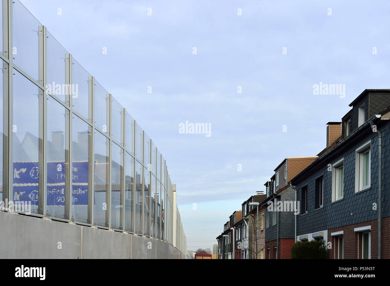 Deutschland, Nordrhein-Westfalen - Laermschutzwaende entlang der A 40 in Essen. Stockfoto