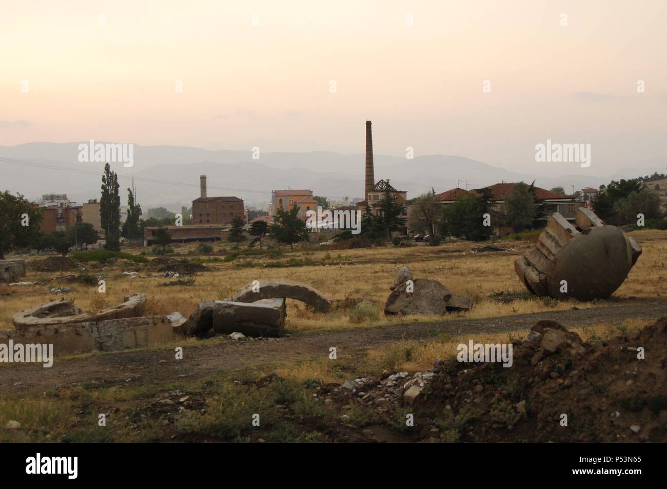 Republik von Albanien. Korce. Betonbunker, erbaut in den 1960er Jahren im Auftrag von Enver Hoxha (1908 – 1985). Stockfoto