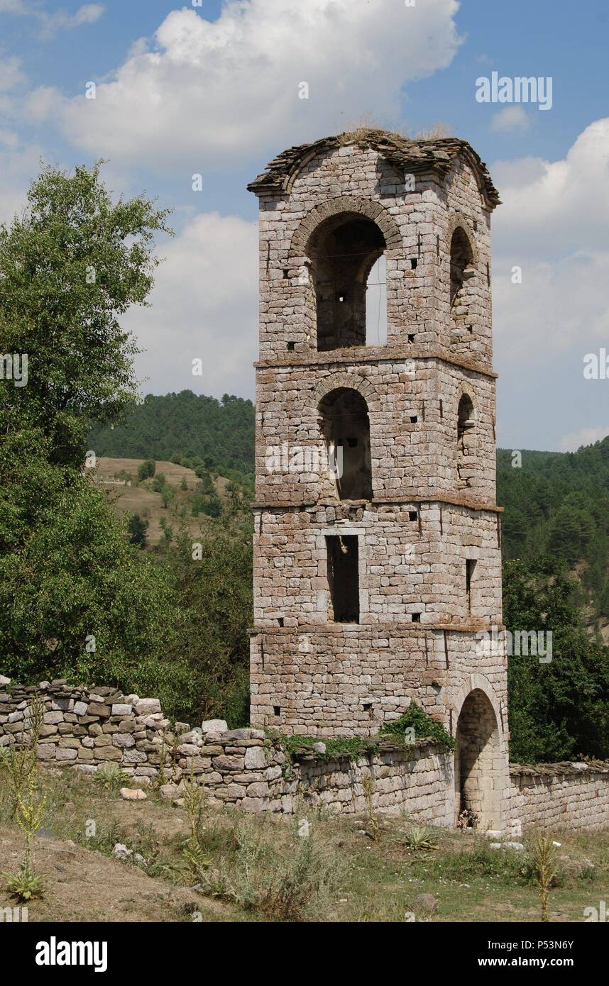Republik von Albanien. Voskopoja. Kirche der Entschlafung Mariens (Shen fremd). 18. Jahrhundert. Glockenturm. Stockfoto