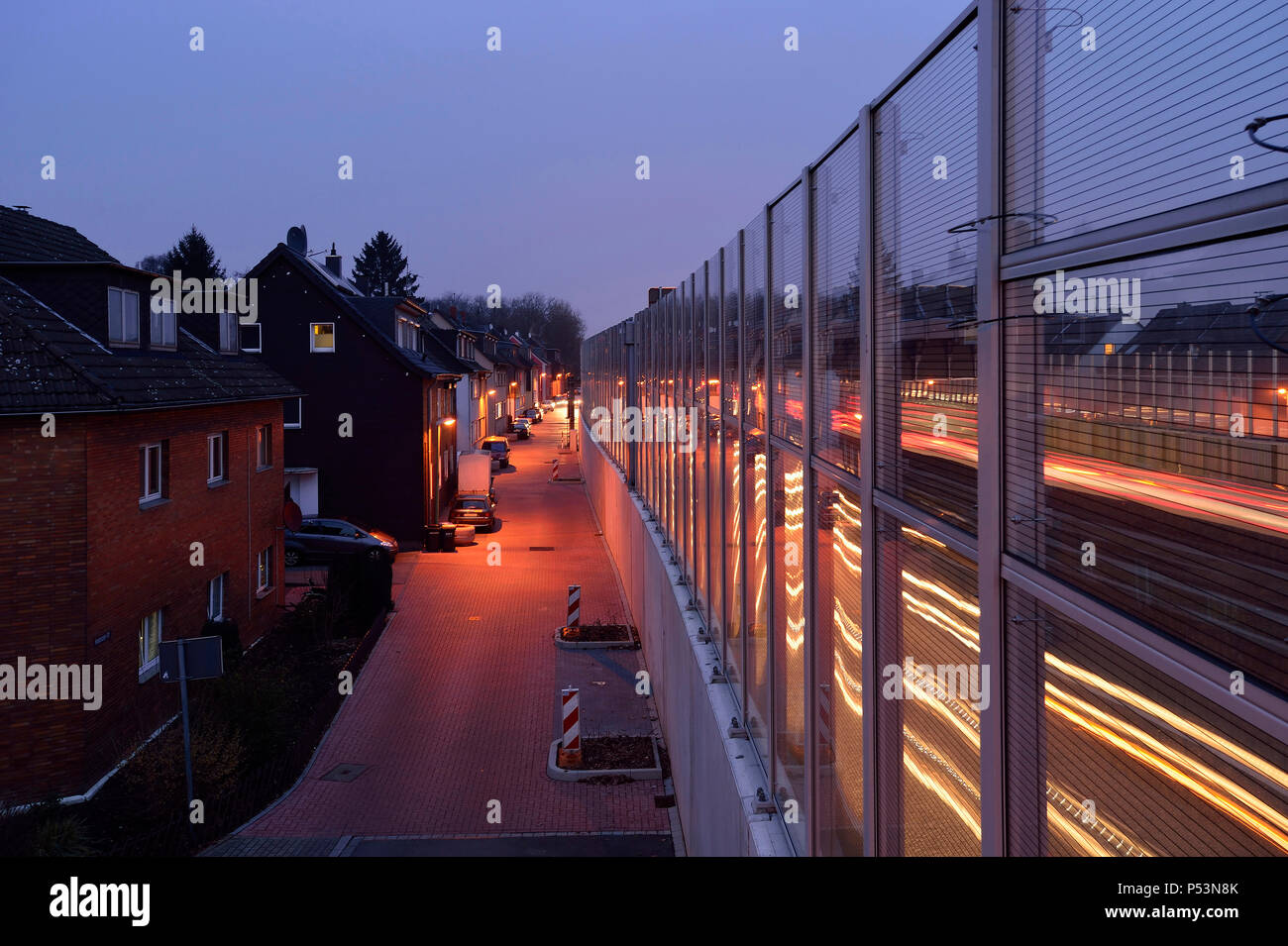 Deutschland, Nordrhein-Westfalen - Laermschutzwaende entlang der A 40 in Essen. Stockfoto